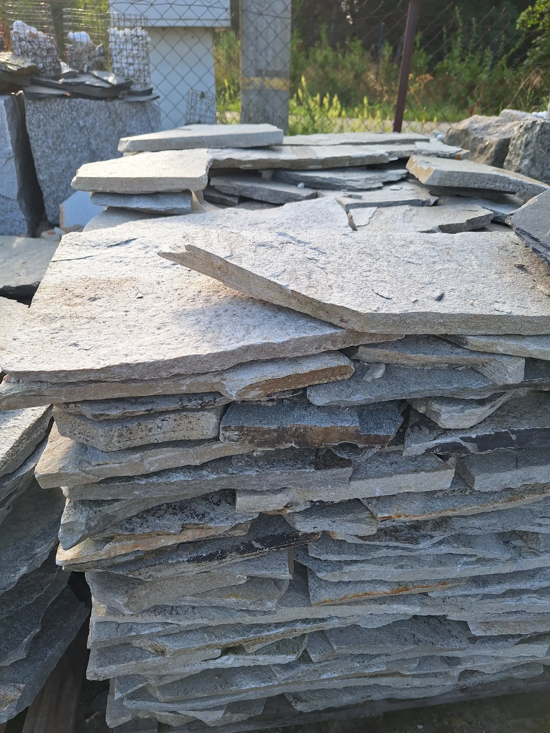 Stos nieregularnych płyt Dolomit w odcieniach szarości, ułożonych w stos