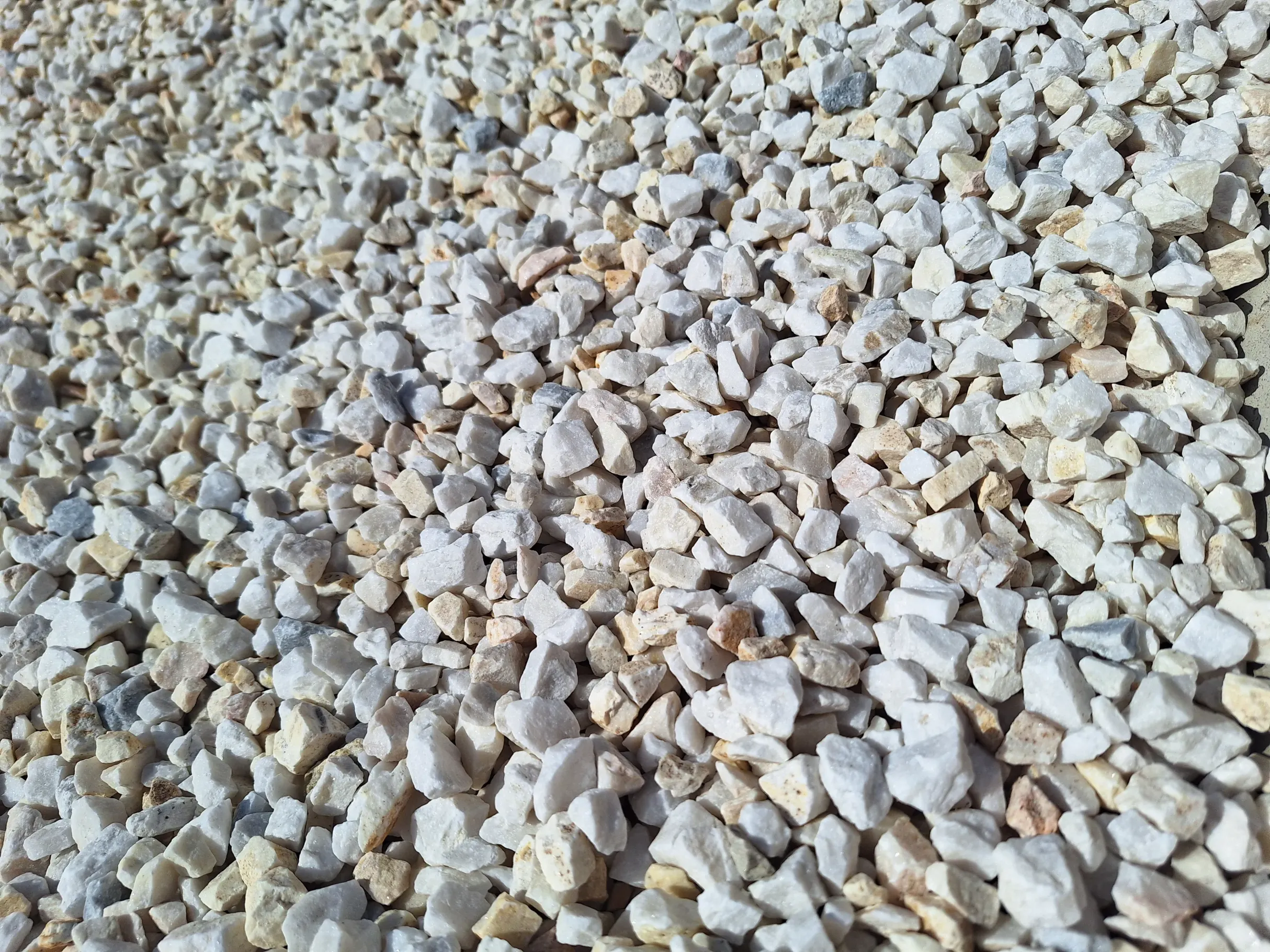 Zbliżenie na biało-kremowy drobny grys Grys