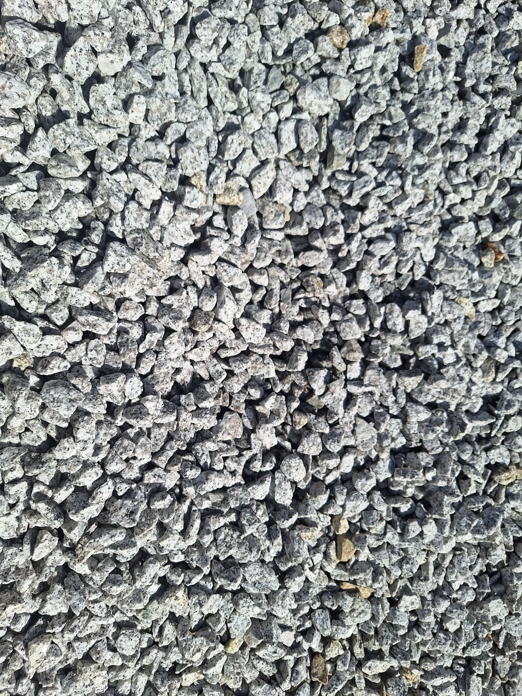 Drobny szary grys ozdobny o nieregularnych kształtach, idealny do ogrodów i ścieżek