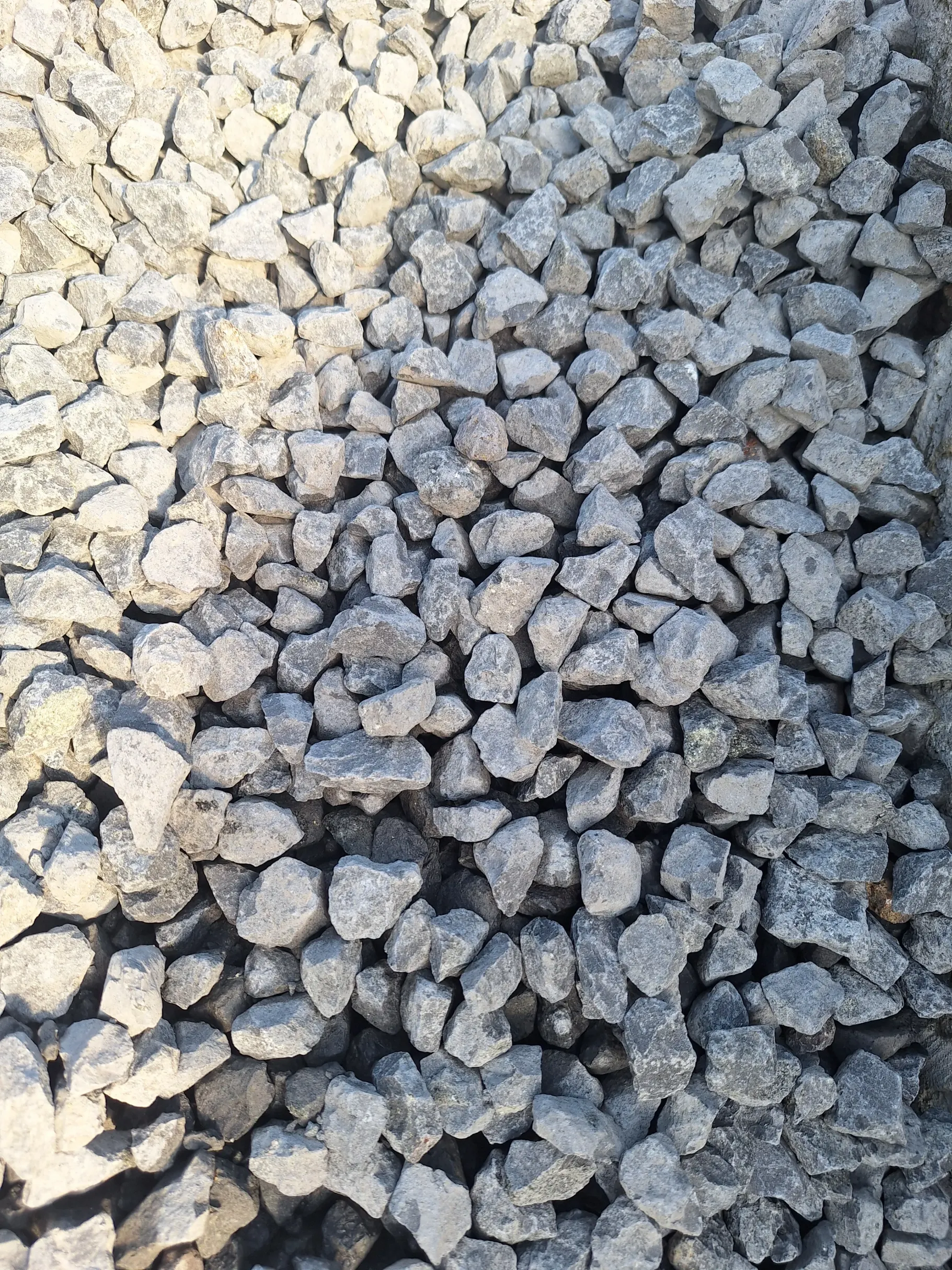 Luźny grys o nieregularnych kształtach w różnych odcieniach szarości