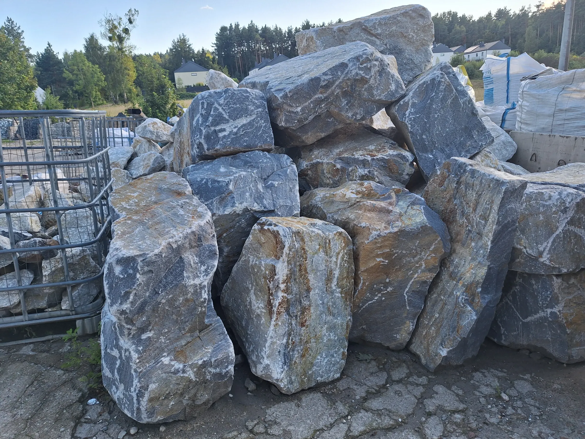 Stos nieregularnych skał dolomitowych do gabionów