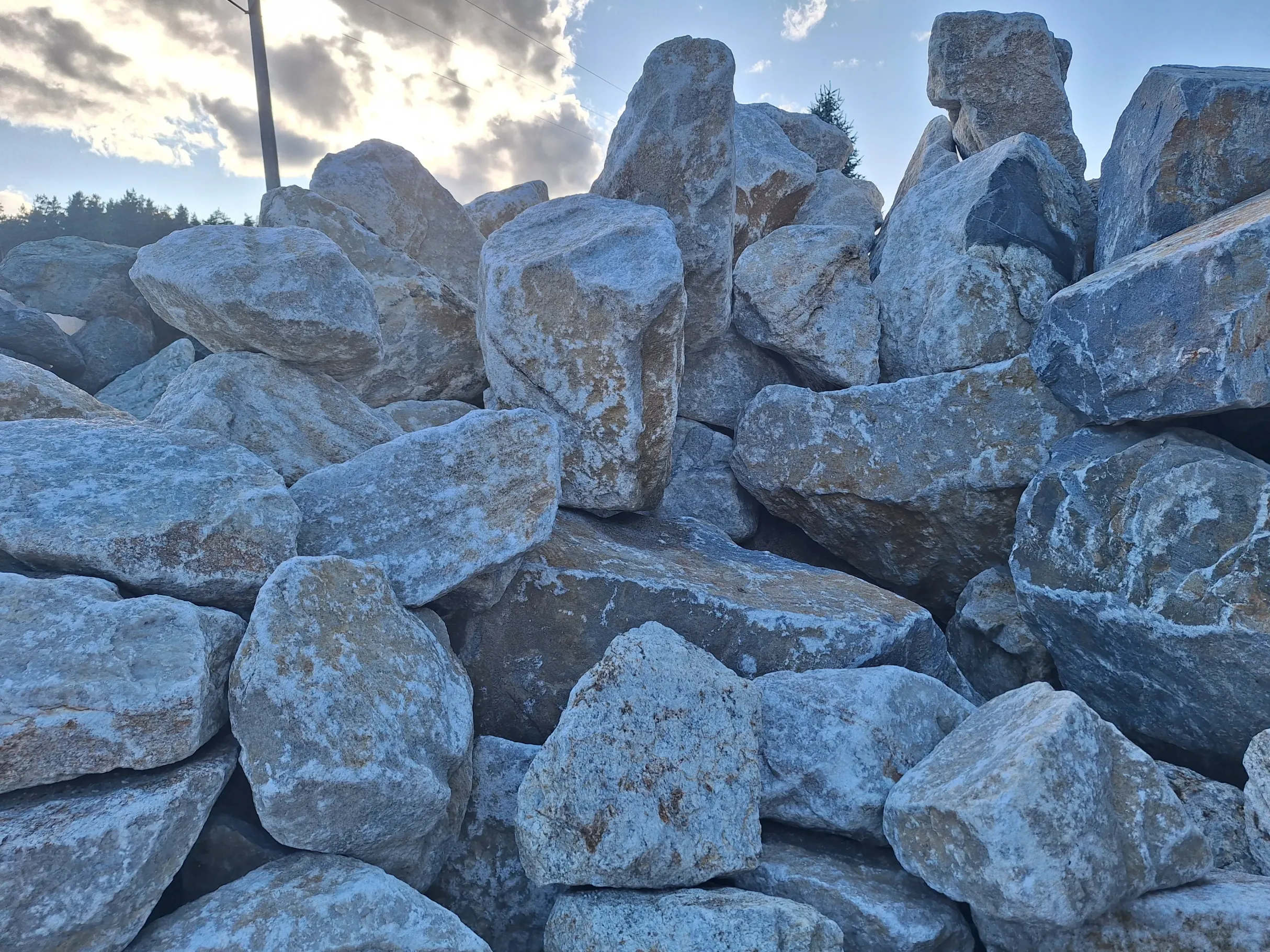 Stos dużych nieregularnych kamieni Dolomit do wypełnienia gabionów