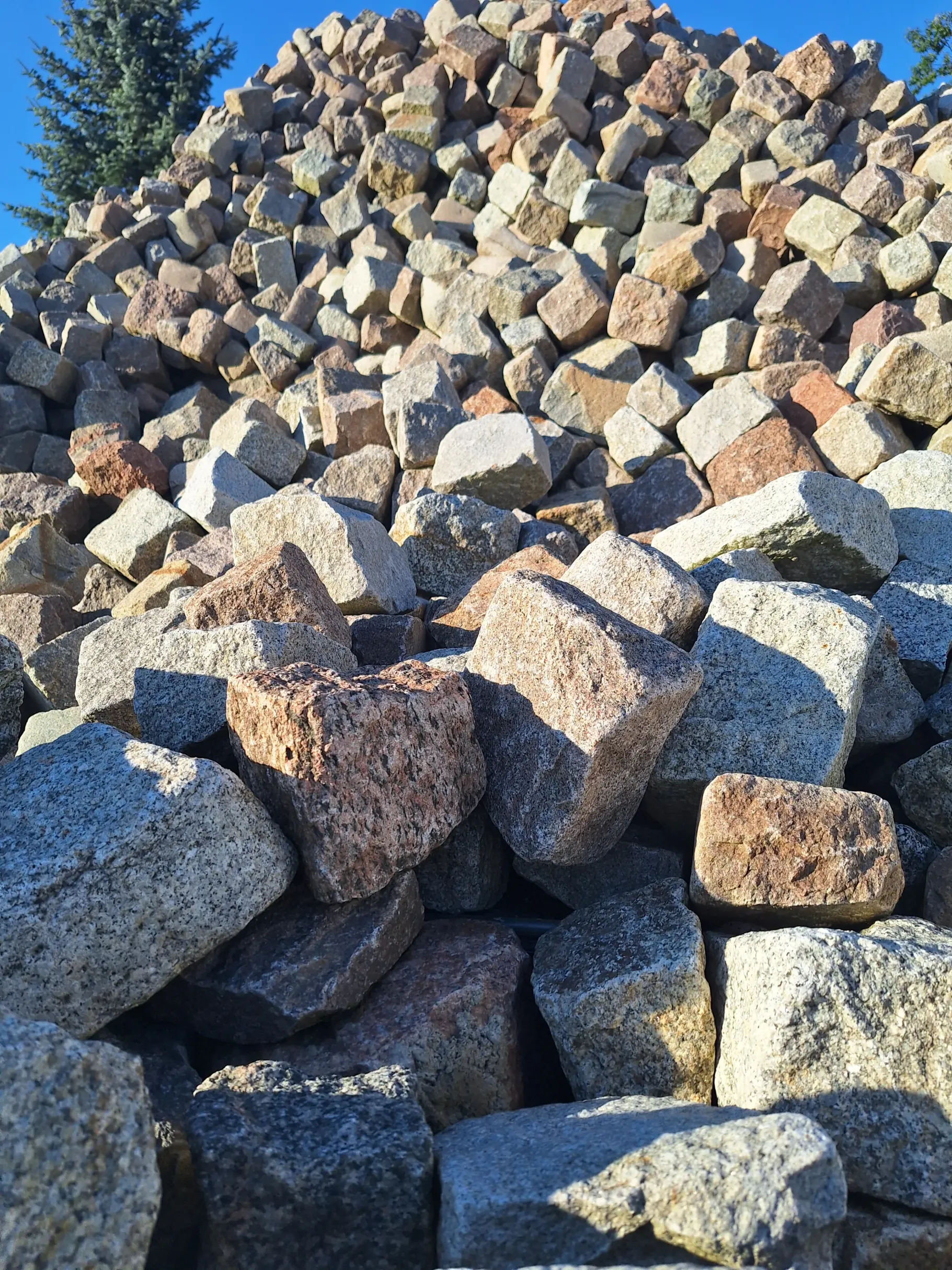 Stos granitoidów – granitowych kostek brukowych w odcieniach szarości i beżu