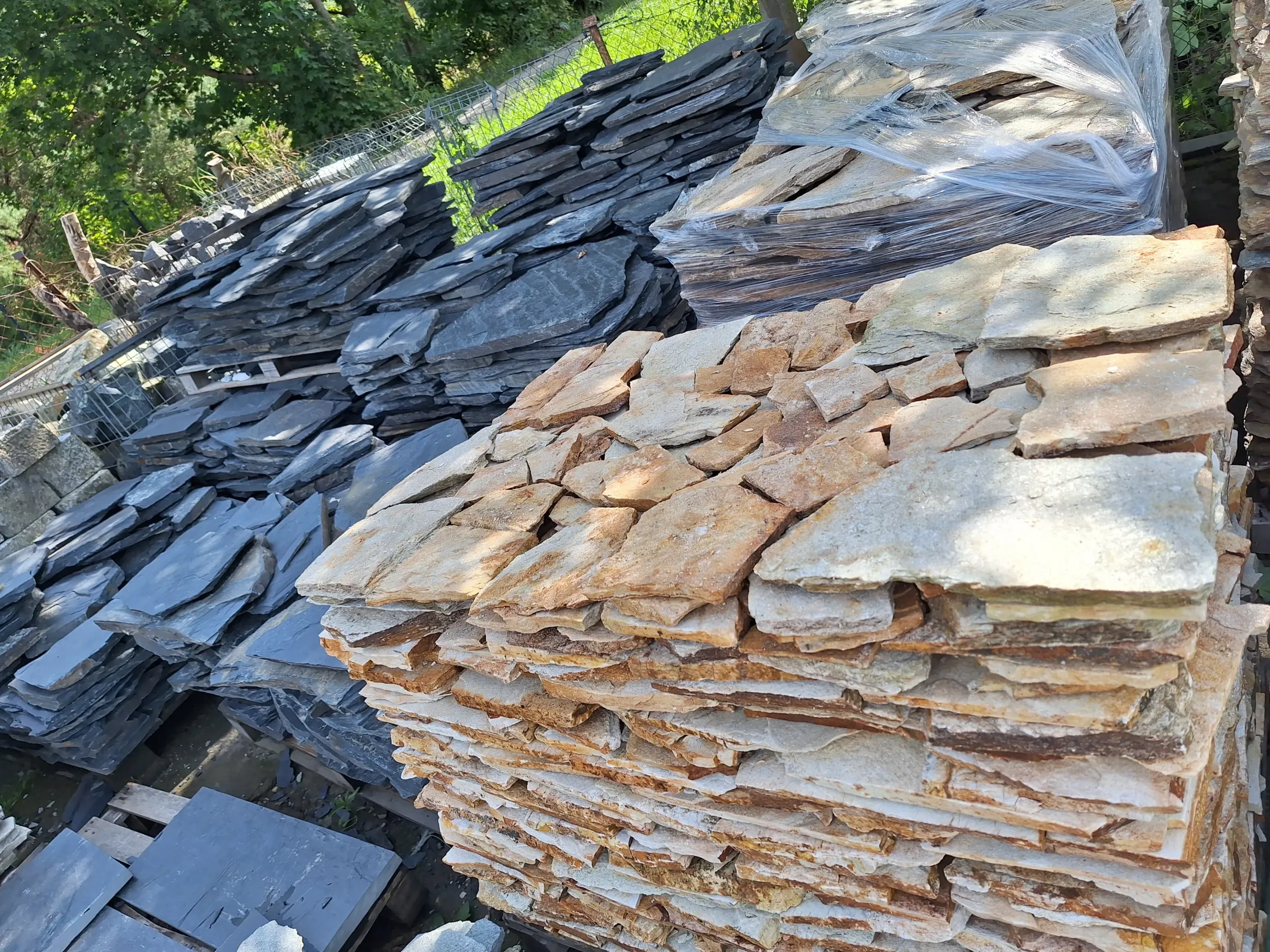 Stos nieregularnych płyt dekoracyjnych z Dolomit na paletach