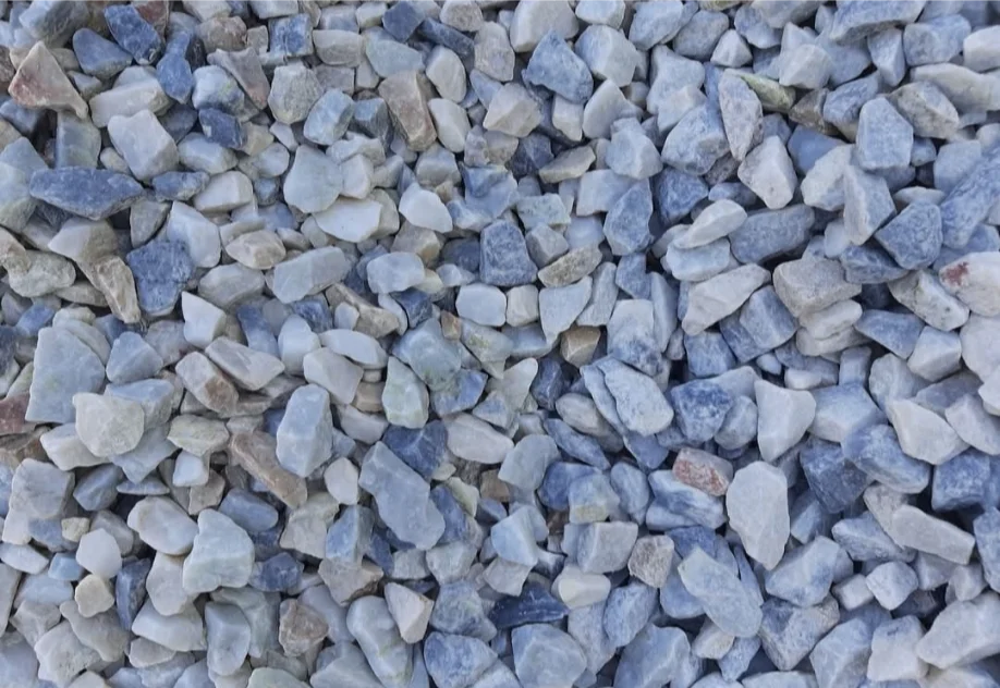 Zbliżenie na nieregularny grys dekoracyjny w odcieniach szarości i bieli