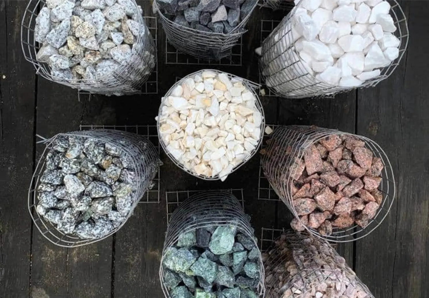 Kosze z siatki wypełnione różnokolorowym grysem dekoracyjnym