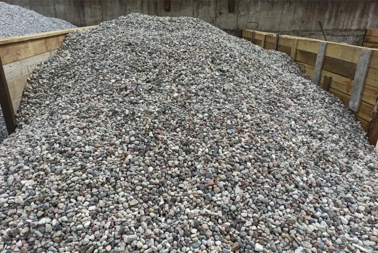 Stos drobnego szarego grysu ozdobnego w drewnianych skrzyniach