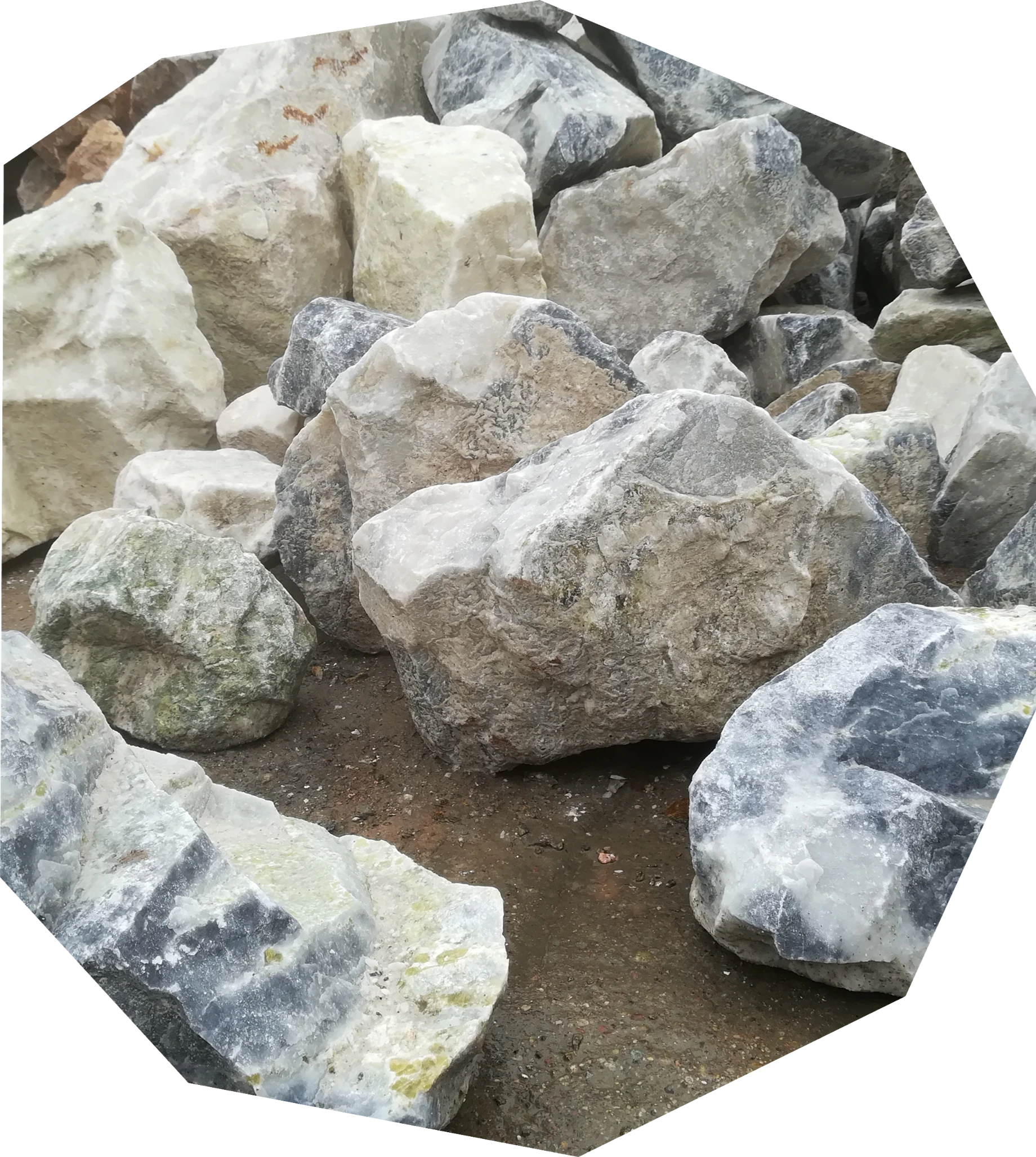 Nieregularne surowe bryły kamieni dolomitu w odcieniach szarości do gabionów i dekoracji ogrodowych